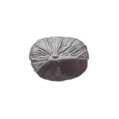 Half polished silver and half cracked agate circular belt buckle with a unique Italian design, a beautiful fashion accessory.